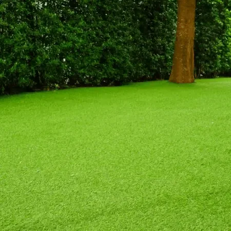 Césped artificial instalado en jardín en Burgos
